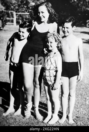 PAULETTE GODDARD, leading lady and future wife of CHARLIE CHAPLIN with his two sons SYDNEY (at left) (born 1926) and CHARLES Jr. (born 1925) with SHIRLEY TEMPLE in Palm Springs, California in late 1935 Stock Photo