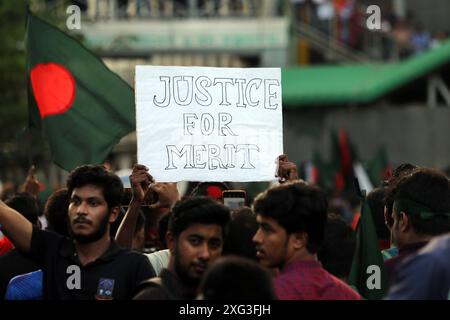 Dhaka, Wari, Bangladesh. 6th July, 2024. Bangladeshi students block the Shahbagh intersection, during a protest in Dhaka, Bangladesh, 06 July 2024. Hundreds of students protesting under the banner of the 'Anti-Discrimination Student Movement'''š blocked the Shahbagh intersection in the capital of Dhaka, demanding the cancellation of the quota system in government jobs. (Credit Image: © Habibur Rahman/ZUMA Press Wire) EDITORIAL USAGE ONLY! Not for Commercial USAGE! Stock Photo