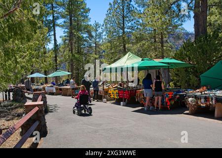 Tourists browse Native American artisan market at Oak Creek Outlook Vista in Coconino National Forest — Sedona Arizona, April 2024 Stock Photo