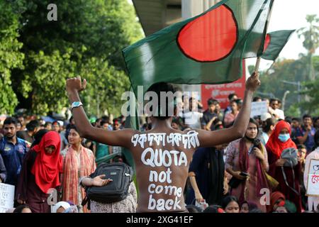 Dhaka, Wari, Bangladesh. 6th July, 2024. Bangladeshi students block the Shahbagh intersection, during a protest in Dhaka. Hundreds of students protesting under the banner of the 'Anti-Discrimination Student Movement' blocked the Shahbagh intersection in the capital of Dhaka, demanding the cancellation of the quota system in government jobs. (Credit Image: © Habibur Rahman/ZUMA Press Wire) EDITORIAL USAGE ONLY! Not for Commercial USAGE! Stock Photo