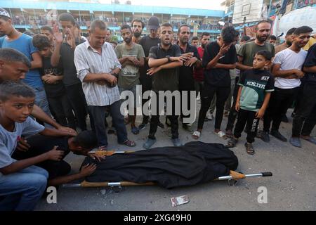 Palestinian mourners carry the body of man who was killed an Israeli air strike on a UN school sheltering displaced people Palestinian mourners carry the body of man who was killed an Israeli air strike on a UN school sheltering displaced people, amid the Israel-Hamas conflict, in Nusairat in central Gaza Strip, July 6, 2024. Photo by Omar Ashtawy apaimages Nusairat Gaza Strip Palestinian Territory 060724 Nusairat OSH 2 0014 Copyright: xapaimagesxOmarxAshtawyxxapaimagesx Stock Photo