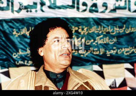 Der libysche Revolutionsfuehrer Muammar Al-Gaddhafi beim Empfang von Heinz Weifenbach Praesident des Eishockeyvereins ECD Iserlohn im Januar 1988 in einem Besucherzelt am Stadtrand von Tripolis, Libyen *** Libyan revolutionary leader Muammar Al Gaddhafi receiving Heinz Weifenbach, President of the ECD Iserlohn ice hockey club, in January 1988 in a visitors tent on the outskirts of Tripoli, Libya Stock Photo