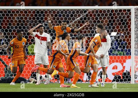 Berlin, Germany. 6th July 2024. Berlin, Germany. 6th July 2024. BERLIN - (l-r) Denzel Dumfries of Holland, Caglar Soyuncu of Turkiye, Cody Gakpo of Holland, Nathan Ake of Holland, Xavi Simons of Holland, Stefan De Vrij of Holland celebrating the 1-1, Bertug Ozgur Yildirim of Turkiye during the UEFA EURO 2024 quarterfinal match between the Netherlands and Turkey at the Olympiastadion on July 6, 2024 in Berlin, Germany. ANP MAURICE VAN STEEN netherlands out - belgium out Credit: ANP/Alamy Live News Stock Photo