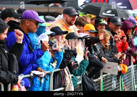 Silverstone, UK. 07th July, 2024. Circuit atmosphere - fans. Formula 1 World Championship, Rd 12, British Grand Prix, Sunday 7th July 2024. Silverstone, England. Credit: James Moy/Alamy Live News Stock Photo