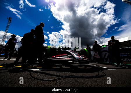 Silverstone, UK. 07th July, 2024. Haas F1 Team on the grid  during the Race on day 4, Sunday july 7, 2024 of the formula 1 qatar airways british grand prix 2024, scheduled to take place at the silverstone circuit from july 5 to july 7, 2024 Credit: Alessio De Marco/Alamy Live News Stock Photo