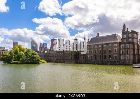 The Hofvijver, Court Pond, and the Binnenhof located in the city centre of the Hague, Netherlands Stock Photo