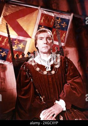 RALPH RICHARDSON Portrait as Duke of Buckingham in RICHARD III 1955 director LAURENCE OLIVIER play William Shakespeare music William Walton costume design Margaret Furse and Roger Furse producers Laurence Olivier and Alexander Korda L.O.P. / London Film Productions Stock Photo