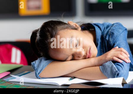 Schoolgirl asleep on her desk Pupil sleeping in school classroom Stock ...