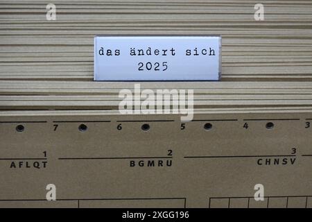 Hängeregister und Änderungen 2025 Hängeregister und Änderungen 2025, 09.07.2024, Borkwalde, Brandenburg, An einem Hängeregister befindet sich der Schriftzug das ändert sich 2025. *** Hanging register and changes 2025 Hanging register and changes 2025, 09 07 2024, Borkwalde, Brandenburg, On a hanging register is the lettering das ändert sich 2025 Stock Photo