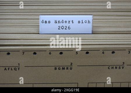 Hängeregister und Änderungen 2026 Hängeregister und Änderungen 2026, 09.07.2024, Borkwalde, Brandenburg, An einem Hängeregister befindet sich der Schriftzug das ändert sich 2026. *** Hanging register and changes 2026 Hanging register and changes 2026, 09 07 2024, Borkwalde, Brandenburg, On a hanging register is the lettering that changes 2026 Stock Photo