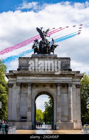 The Red Arrows flying display team use BAE Systems Hawk T1 fly past Wellington Arch in London to celebrate His Majesty King Charles'  Birthday flypast Stock Photo