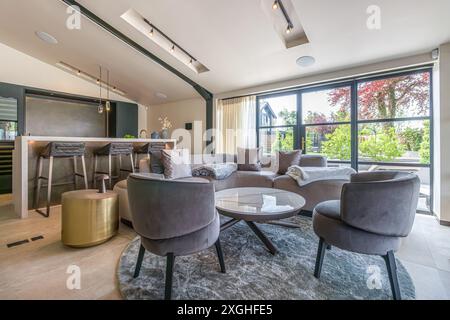 Large executive house with pool house, gym and outdoor kitchen in a leafy suburb of England Stock Photo