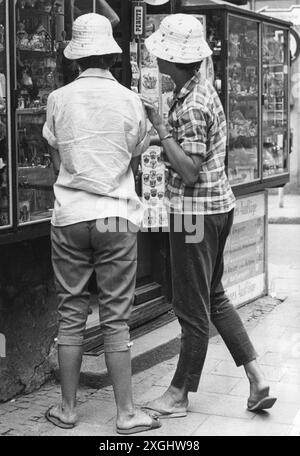 tourism, souvenir, two young tourists in front of souvenir shop, Am Platzl, Munich, 1950s, ADDITIONAL-RIGHTS-CLEARANCE-INFO-NOT-AVAILABLE Stock Photo