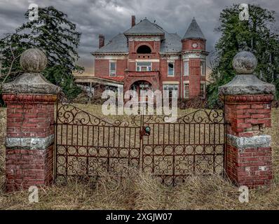 Abandoned mansion in Virginia. Photo by Cindy Vasko Stock Photo