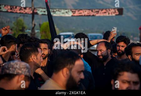 Kashmiri Shia Muslims prepare a religious flag to install on a road ...