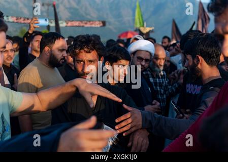 Kashmiri Shia Muslims prepare a religious flag to install on a road ...