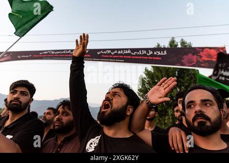 Kashmiri Shia Muslims shout religious slogans after erecting a tall ...