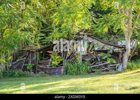 Dilapidated farm building along the Richard B. Russell Scenic Byway in the north Georgia Mountains near Blairsville, Georgia. (USA) Stock Photo