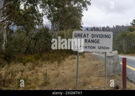 Snowy Mountains Highway, NSW, Australia, 10th Jul 2024; Great Dividing Range road sign 1250 m above sea level Stock Photo