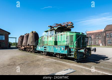 Hattingen, Germany - September 24, 2023: Three slag pots on a rail car and a diesel locomotive at Henrichshütte, a decommissioned steelwork with a bla Stock Photo