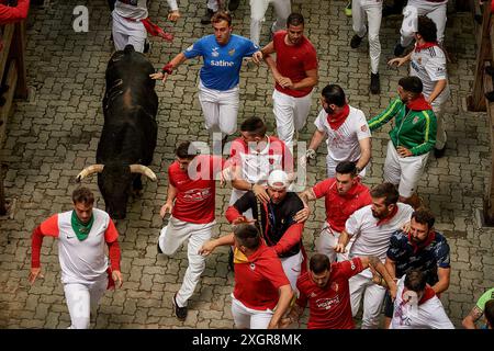 Pamplona, Spain. 10th July, 2024. Several young men run in front of the bulls during the running of the bulls at the San Fermín 2024 festivities. The Fuente Ymbro cattle ranch has starred in the fourth running of the bulls of San Fermín 2024 in Pamplona. It was an immaculate and fast race. Credit: SOPA Images Limited/Alamy Live News Stock Photo