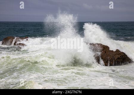 Dramatic waves breaking on the rocks on the coast of Portugal in Foz, Porto Stock Photo