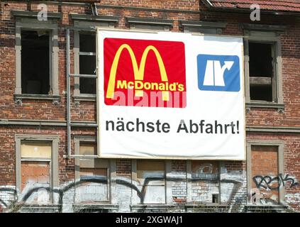 Abrisshaus mit Werbung, aufgenommen in Eisenach, Thueringen, 1. August 2004. *** Demolition house with advertising, taken in Eisenach, Thuringia, August 1, 2004 Stock Photo