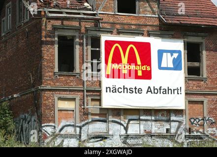 Abrisshaus mit Werbung, aufgenommen in Eisenach, Thueringen, 1. August 2004. *** Demolition house with advertising, taken in Eisenach, Thuringia, August 1, 2004 Stock Photo