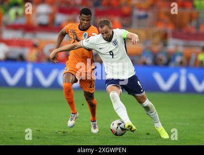 Dortmund, Germany. 10th July, 2024. Harry Kane of England tussles with Denzel Dumfries of Netherlands during the UEFA European Championships semi final match at BVB Stadion, Dortmund. Picture credit should read: Paul Terry/Sportimage Credit: Sportimage Ltd/Alamy Live News Stock Photo