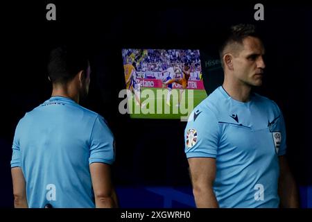 DORTMUND - Referee Felix Zwayer watches Denzel Dumfries of Holland's foul on a VAR screen during the UEFA EURO 2024 Semi-final match between the Netherlands and England at the BVB Stadium Dortmund on July 10, 2024 in Dortmund, Germany. ANP KOEN VAN WEEL Stock Photo