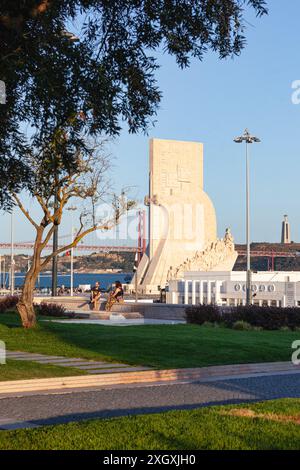 The Monument of the Discovery on the bank of the Tagus and Cristo de Rei, seen from the terraced garden of the Centro Cultural de Belém, Lisbon. Stock Photo