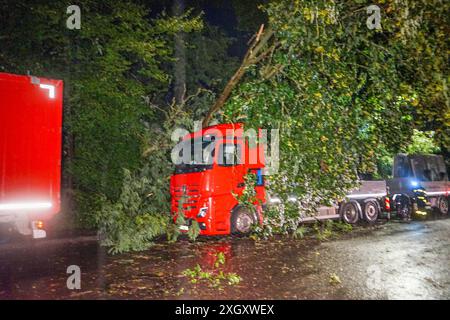 Schweres Unwetter sorgt für Chaos in Rastatt: Schwerer Downburst Fallböe peitscht mit Sturm und Starkregen durch Rastatt unzählige Bäume stürzen wie Streichhölzer um und Straßen werden überflutet Lastwagenfahrer filmt vom Fahrersitz wie Es sollte ein schwülwarmer Sommerabend werden, doch plötzlich verdunkelte sich der Himmel und in Rastatt in Baden-Württemberg brach binnen weniger Augenblicke das Chaos aus. Ein schweres Unwetter verwüstete große Teile der Stadt: Bäume entwurzeln, Häuser werden abgedeckt, Fensterscheiben zerbersten, Straßen werden überflutet, das geplante EM-Public-Viewing wird Stock Photo