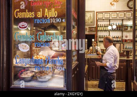 La Casa del Abuelo Tapas bar   near the Plaza de Santa Ana, in the centre of Madrid. Spain Stock Photo