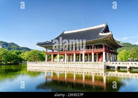 Scenic view of Gyeonghoeru Pavilion and Gyeongbokgung Palace, Seoul, South Korea. The Royal Banquet Hall reflected in water of rectangular lake. Stock Photo