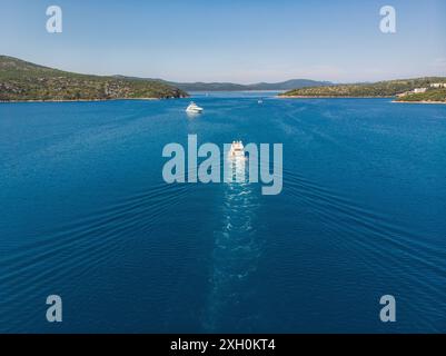 Aerial top view of a motor powerboat forming a circle of waves Stock ...