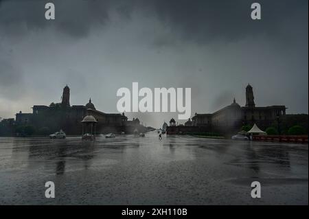 NEW DELHI, INDIA - JULY 9: Dark clouds hover over the Vijay Chowk during a heavy rainfall, on July 9, 2024 in New Delhi, India. Heavy rains caused major waterlogging in many areas, leaving residents and commuters stranded, and causing a huge traffic gridlock. Waterlogging in many areas has led to divert bus routes. (Photo by Raj K Raj/Hindustan Times/Sipa USA ) Stock Photo