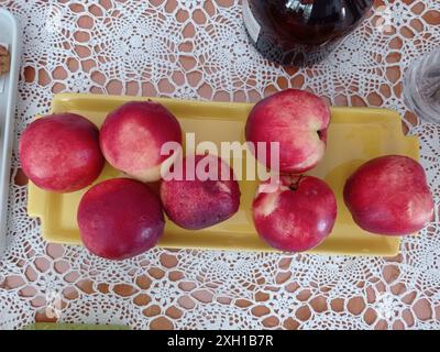 Nectarines sur un plateau jaune. France Stock Photo