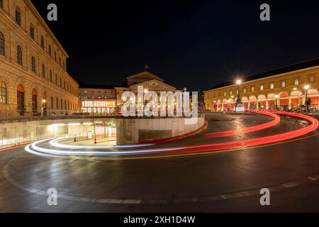 Traces of light from spotlights in front of the National Theatre in Munich Stock Photo