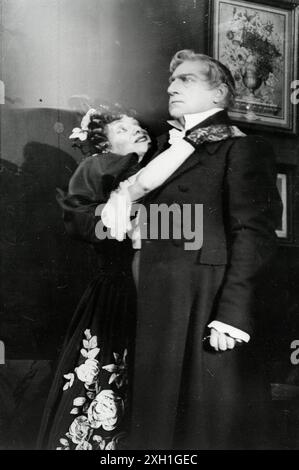 French actor and director Sacha Guitry playing the role of Napoleon I in the play 'Vive l'Empereur! ou Le Soir d'Austerlitz'. On the left, actress Pauline Carton at the Théâtre de la Madeleine in Paris, 1941. Stock Photo