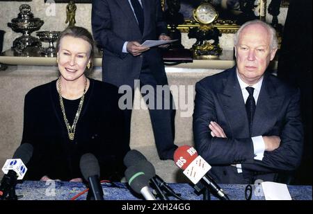 29-01-2001 Ginevra Archivio Storico Olycom/LaPresse Vittorio Emanuele di Savoia (Napoli, 12 febbraio 1937 - Ginevra, 3 febbraio 2024) è stato un membro di Casa Savoia, figlio dell'ultimo re d'Italia Umberto II e di Maria José del Belgio; dal 1983 è stato pretendente al trono d'Italia in disputa dal 2006 con la linea dinastica di Aimone di Savoia-Aosta; era sposato con Marina Doria, da cui ha avuto un figlio, Emanuele Filiberto. Nella Foto: Vittorio Emanuele di Savoia e sua sorella Maria Gabriella di Savoia durante la conferenza Stampa tenuta alla residenza Savoia dopo la morte della madre Mari Stock Photo