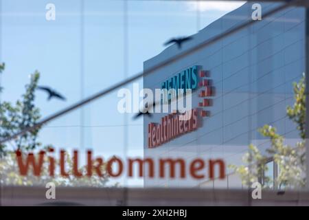 Bilderserie 09.07.2024 Die neuen Firmengebäude der Siemens Healthineers, das High Energy Photonics Center in Forchheim, Oberfranken Eine Firmeneigene Fußgängerbrücke mit Logo und Schriftzug Forchheim Bayern Deutschland *** Picture series 09 07 2024 The new company building of Siemens Healthineers, the High Energy Photonics Center in Forchheim, Upper Franconia A company-owned pedestrian bridge with logo and lettering Forchheim Bavaria Germany Stock Photo