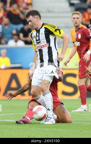 Linz, Austria. 11th July, 2024. LINZ, AUSTRIA - JULY 11: Florian Flecker of LASK and Sergio Oliveira of Galatasaray Istanbul during the Pre-Season friendly match between LASK and Galatasaray Istanbul at Raiffeisen Arena on July 11, 2024 in Linz, Austria .240711 SEPA 07 018 - 20240711 PD9235 Credit: APA-PictureDesk/Alamy Live News Stock Photo