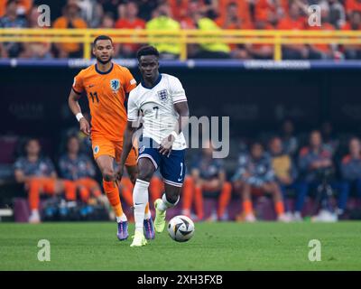 Bukayo Saka (England, #07) am Ball, davor Denzel Dumfries (Niederlande ...