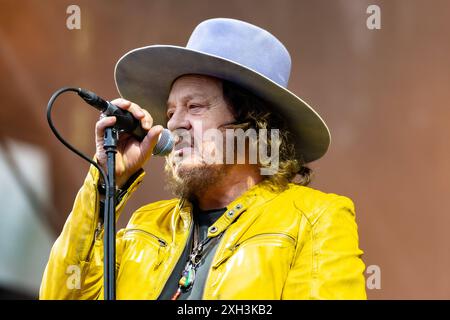 Zucchero auf dem KunstRasen Bonn Gronau 2024 - 11.07.2024 Der italienische Singer Songwriter ZUCCHERO Sugar Fornaciari beim Live Auftritt auf der KunstRasen Bühne - Der KunstRasen in Bonn Gronau ist eine beliebte Sommer Open Air Konzertreihe am Rande der Rheinaue am Bonner Rheinufer. 11.07.2024 Bonn Gronau Nordrhein-Westfalen Deutschland *** Zucchero at the Kunst Rasen Bonn Gronau 2024 11 07 2024 The Italian singer songwriter ZUCCHERO Sugar Fornaciari performing live on the Kunst Rasen stage The Kunst Rasen in Bonn Gronau is a popular summer open air concert series on the edge of the Rheinaue Stock Photo