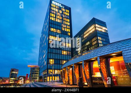 Düsseldorf: Medienhafen (Media Harbor), house Hafenspitze with hotel Hyatt Regency, restaurant Pebble's Terrasse in Düsseldorf und Neanderland, Nordrh Stock Photo