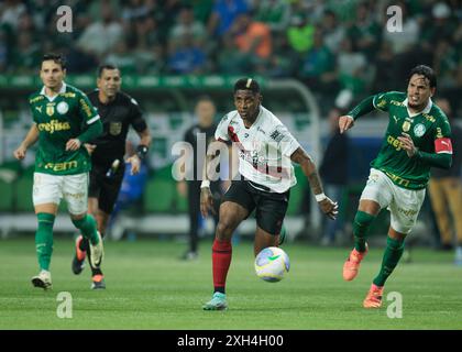 Sao Paulo, Brazil. 11th July, 2024. Soccer Football - Brazilian  Championship – Palmeiras v Atlético Goianiense  – Allianz Parque Stadium. Players during in action the match Credit: Vilmar Bannach/Alamy Live News Stock Photo