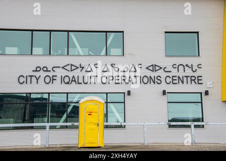 Bilingual City of Iqaluit Operations Centre sign in English and Inuktitut on Sivumugiaq Street in Iqaluit, Nunavut, Canada Stock Photo