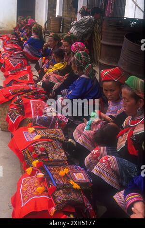 Flower Hmong girls selling fabrics, Bac Ha market, taken in 1999, Sa Pa, Lao Cai Province, Vietnam, Asia Stock Photo