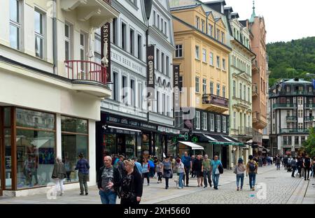 Besucher bummeln im Bäderviertel, Karlsbad, Karlovy Vary, Böhmen, Tschechien *** Visitors strolling In the spa quarter, Karlovy Vary, Bohemia, Czech R Stock Photo