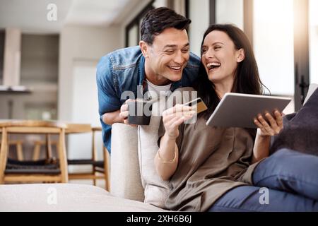 Couch, happy couple and tablet with credit card for payment, fintech banking and sale with smile at home. Sofa, man and woman with digital for finance Stock Photo